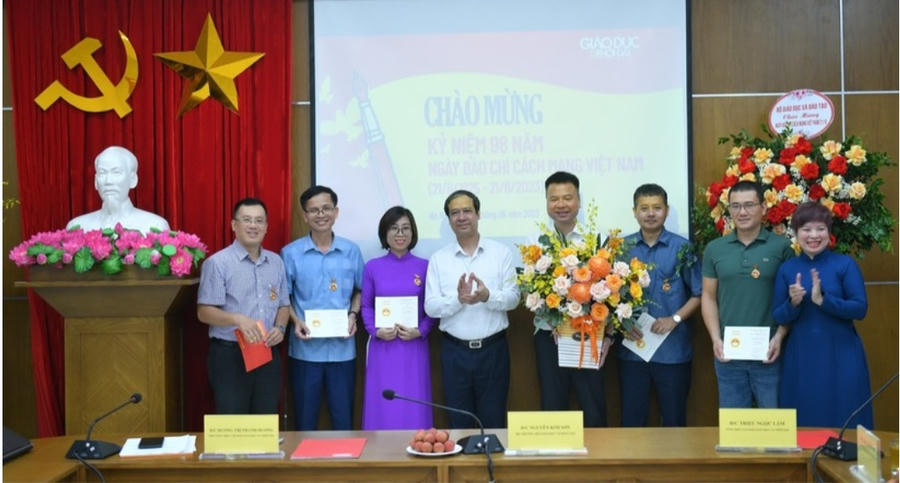 Bộ trưởng Bộ GD&ĐT Nguyễn Kim Sơn trao quyết định bổ nhiệm cho ông Nguyễn Đức Tuân.