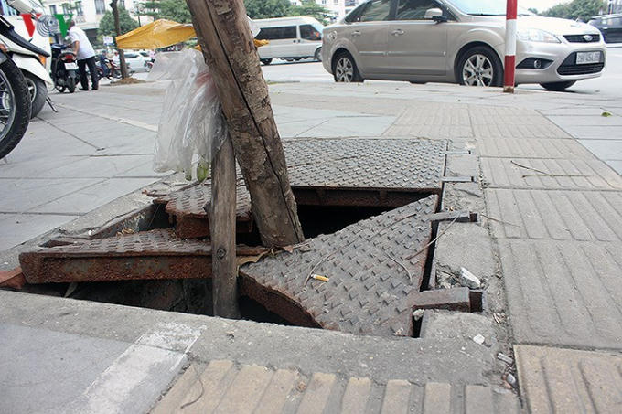 Trên vỉa hè đường Trung Kính, một hố ga lớn bị gãy nắp, trống hoác, nhìn rõ đáy đã khiến không ít người