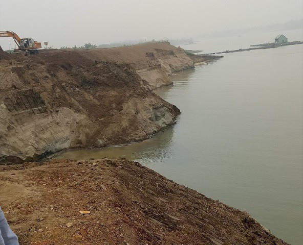 Bờ bãi ven sông của người dân xã Tử Đà bị sạt lở do Công ty Thái Sơn tận thu cát. (Ảnh: Nguyễn Nam)