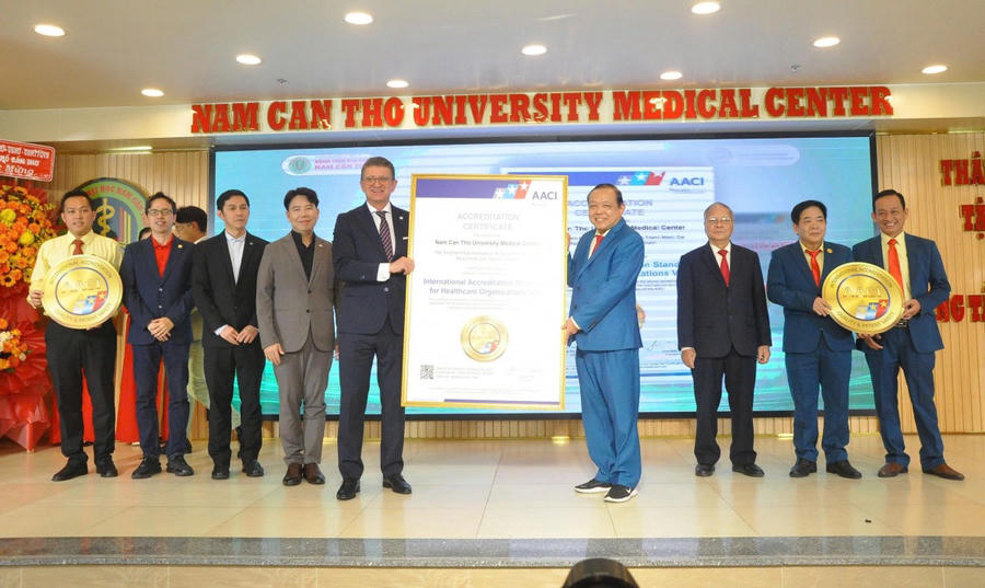 Bệnh viện Đại học Nam Cần Thơ đón nhận Chứng nhận tiêu chuẩn chất lượng AACI (Hoa Kỳ)