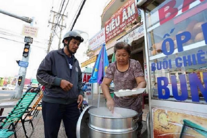 Để tiết kiệm anh thường xuyên ăn xôi, rẻ mà no lâu.