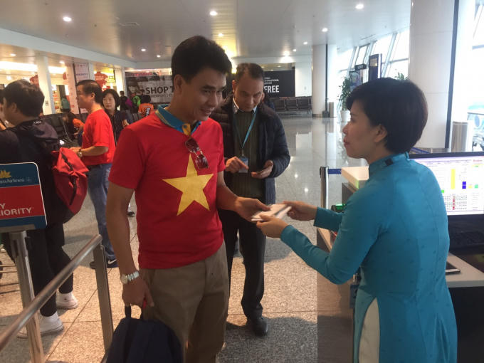 Như thường lệ, trong mỗi chuyến đưa CĐV đi “thắp lửa”, Vietnam Airlines luôn tạo điều kiện tốt nhất cho hành khách từ khi làm thủ tục mặt đất tới lúc lên máy bay.