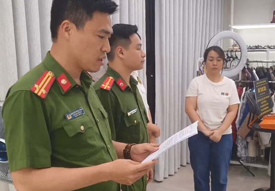 Nguyễn Thị Thu Hường bị tạm giữ hình sự để điều tra về hành vi trốn thuế. Ảnh: CA Hà Nội.