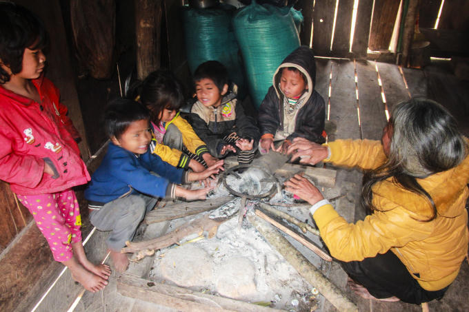 Những đứa trẻ quây quần bên bếp lửa để sưởi ấm. (Ảnh: Hải Long).