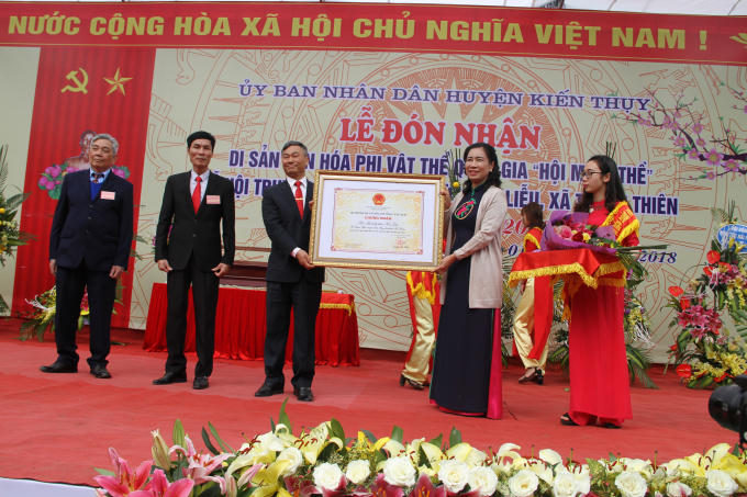 Thứ trưởng Bộ VH-TT&DL Đặng Thị Bích Liên trao bằng công nhận di sản văn hoá phi vật thể quốc gia cho lễ hội Minh Thề.