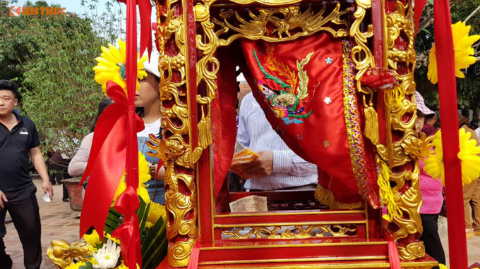 Những hình ảnh xấu xí trước giờ khai Ấn Đền Trần