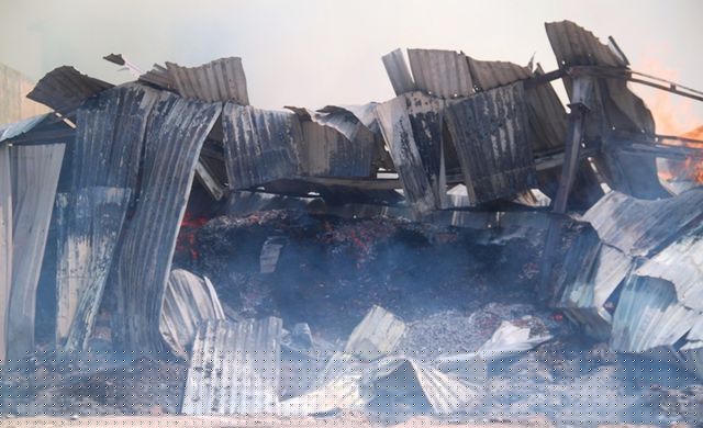 Vụ cháy thiêu rụi hầu như hoàn toàn dăm củi, dăm bào...