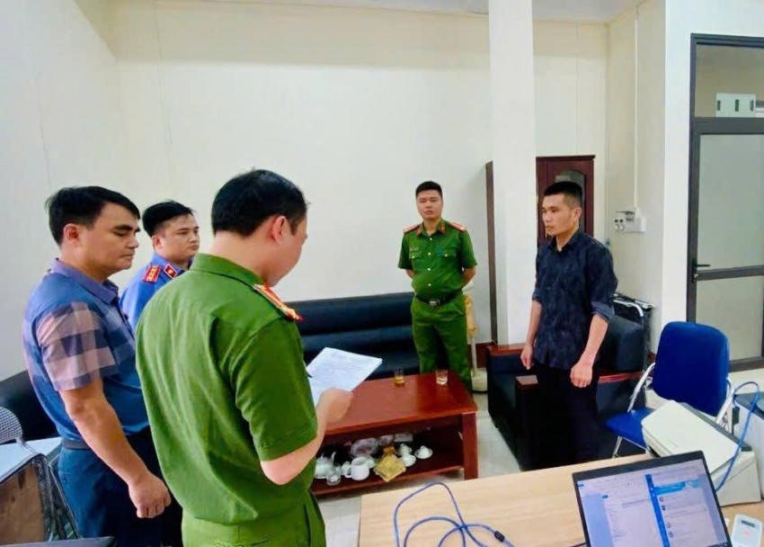 Đọc Quyết định khởi tố vụ án, khởi tố bị can đối với đối tượng Vi Văn Ngọt. (Ảnh: Công an Lào Cai).