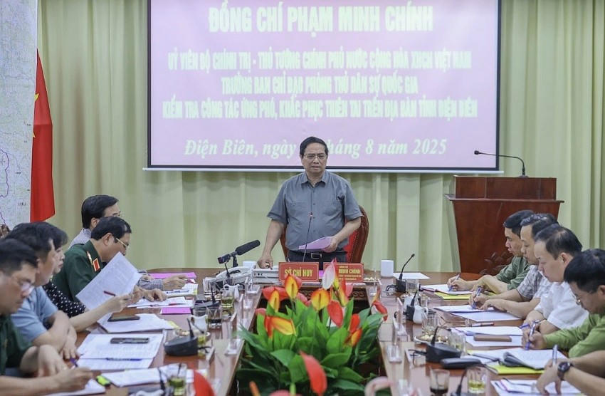 Thủ tướng Phạm Minh Chính chủ trì cuộc họp với các bộ ngành, địa phương về công tác tìm kiếm, cứu hộ, cứu nạn, khắc phục hậu quả thiên tai (Ảnh: Đoàn Bắc).
