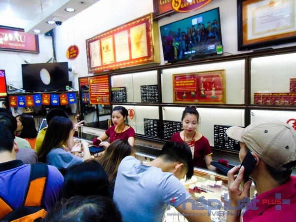 Tại cửa hàng vàng Bảo Tín Minh Châu trong sáng nay lượng khách đến giao dịch đã tăng 4 - 5 lần so với bình thường( Ảnh Hà Đương).