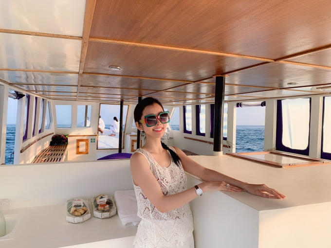 Hoa hậu Huỳnh Vy khoe 3 v&ograve;ng n&oacute;ng bỏng tại đảo quốc xinh đẹp Malpes