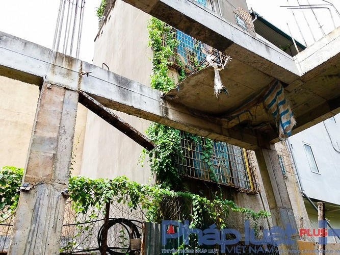 Nhiều cốt sắt tại các trụ bê tông đã bị gỉ sét, treo lơ lửng trên cao, rất nguy hiểm.