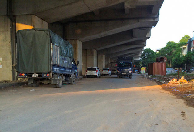 Cũng tại khu vực bến xe Yên Nghĩa, nhiều điểm gầm cầu thành điểm đỗ xe ô tô.