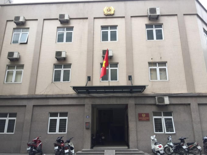Trụ sở Công an quận Ba Đình nơi trung tá Đặng Thành Sơn đang giữ chức Đội phó Đội hỗ trợ tư pháp Công an Quận Ba Đình sau khi bị kỷ luật khiển trách và điều chuyển công tác do không minh bạch trong kê khai tài sản và vay nợ số tiền 5,6 tỷ đồng của bà Lê Ánh Ngân không giải quyết, để ảnh hưởng đến uy tín của lực lượng Công an nhân dân.