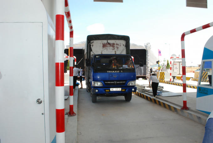 Các phượng tiện ra vào hai đầu trạm thu phí thường thót tim bởi việc gia súc, gia cầm đi vào trong đường cao tốc.