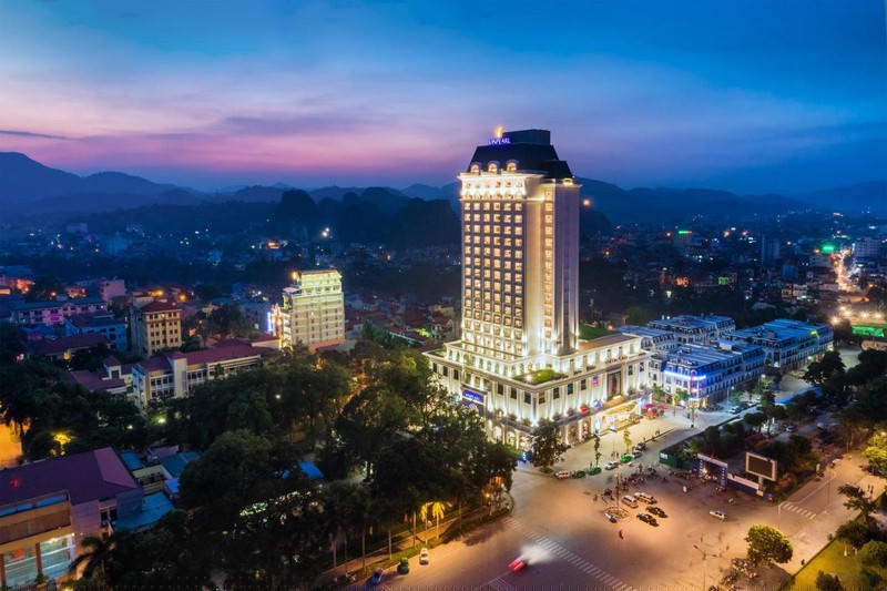 Toàn cảnh thành phố Lạng Sơn lung linh, rực rỡ về đêm.