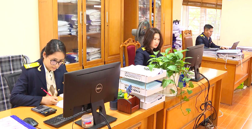 Cán bộ Chi cục Thuế thành phố rà soát, phân loại đối tượng để tiến hành xử lý, thu hồi nợ đọng. Ảnh CTTĐT Thành uỷ Vĩnh Yên.
