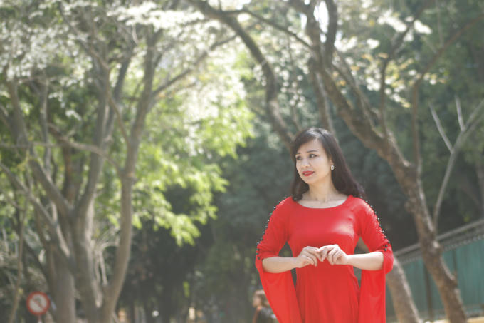 Nhiều cô gái chụp lại hình ảnh của mình trên những con đường có nhiều cây sưa nở hoa trắng để lưu lại làm kỷ niệm.