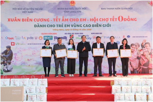 Đại diện Pharmacity nhận bằng khen của UBND tỉnh Lạng Sơn.