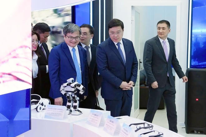 Các đại biểu tham quan không gian trưng bày.