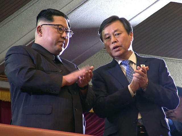 Nhà lãnh đạo Triều Tiên Kim Jong-un và Bộ trưởng Văn hóa Hàn Quốc tại buổi biểu diễn. (Ảnh: AFP)