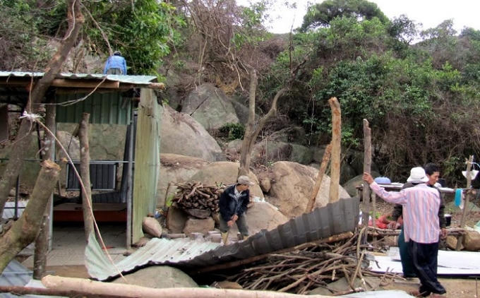 Lực lượng chức năng phá dỡ lán trại.