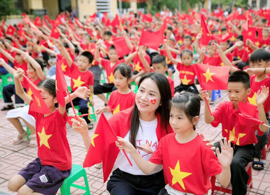 Cô và trò hân hoan trong ngày tựu trường (ảnh: PLVN).