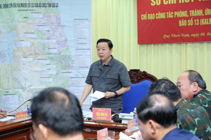 Phó Thủ tướng Trần Hồng Hà phát biểu kết luận cuộc họp triển khai khẩn cấp các biện pháp ứng phó cơn bão số 13 - Ảnh: VGP