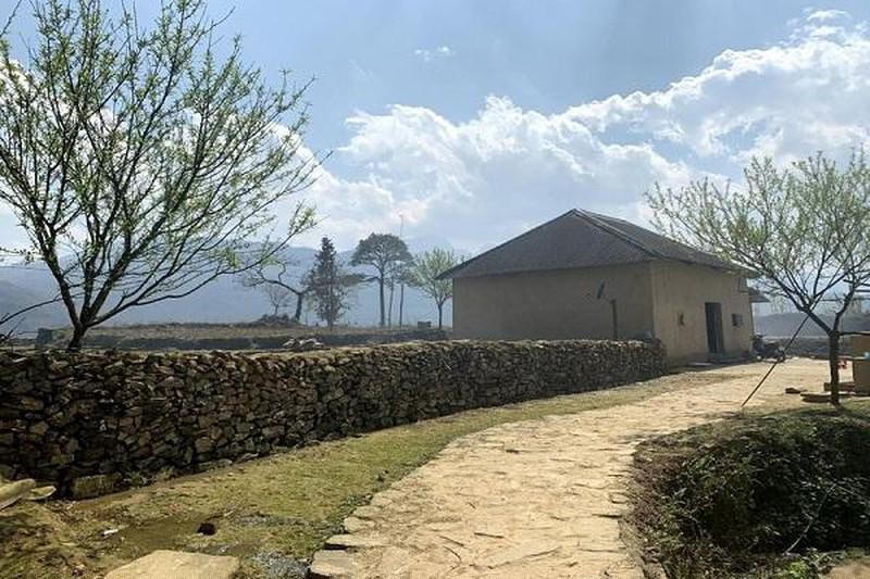 Nhà tường trình bằng đất và hàng rào đá nét văn hoá đặc sắc của dân tộc Hà Nhì tại rẻo cao Y Tý (Lào Cai).