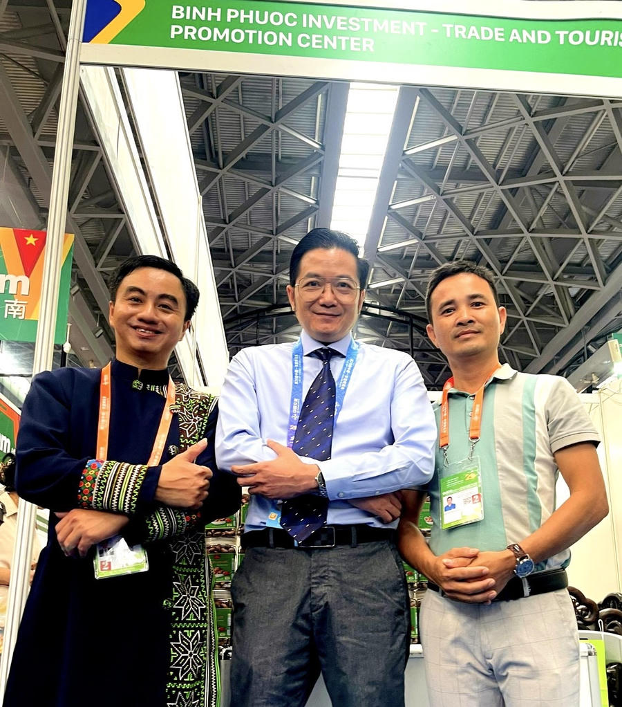 Khoác áo dài thổ cẩm, Giám đốc Trung tâm Xúc tiến Đầu tư, Thương mại và Du lịch tỉnh Bình Phước Trần Quốc Duy gặp gỡ, trò chuyện với ông Đỗ Nam Trung - Tổng lãnh sự Việt Nam ở thành phố Nam Ninh, Trung Quốc tại Hội chợ Trung Quốc - ASEAN 2023