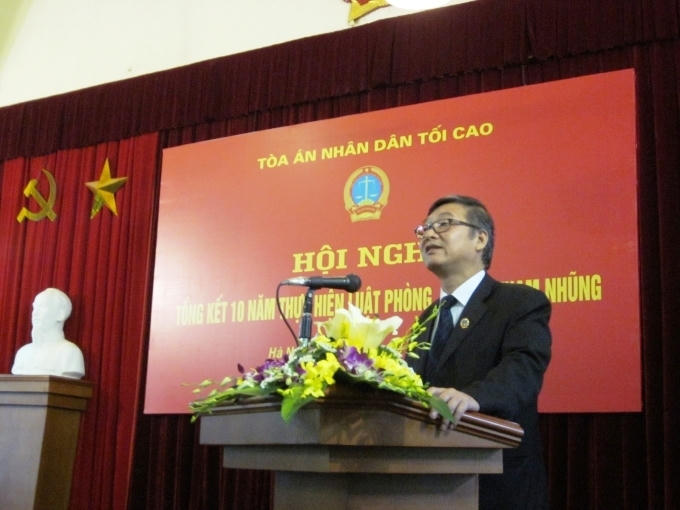 Phó Chánh án TANDTC Nguyễn Sơn trình bày Báo cáo Tổng kết 10 năm thực hiện Luật Phòng, chống tham nhũng và Báo cáo chuyên đề về công tác xét xử tội phạm tham nhũng.