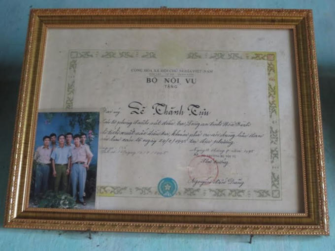 Bằng khen cho điều tra viên trong vụ án nổ lựu đạn nhưng rất có thể đây là một vụ án khiến ít nhất 1 người vô tội bị tù oan.