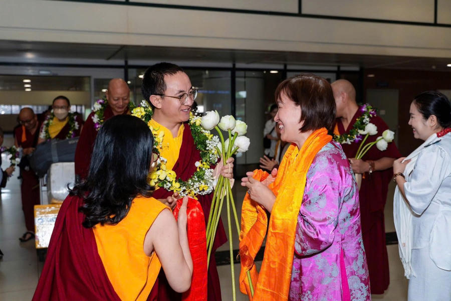 Ngài H.E Khentrul Kunchok Tenzin Rinpoche và Tăng đoàn khi vừa hạ cánh xuống sân bay quốc tế Nội Bài.