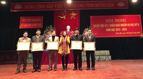 Các cá nhân nhận bằng khen vì có thành tích xuất sắc trong công tác GD&ĐT từ năm học 2010-2011 đến năm học 2014-2015. (Ảnh: N.Q)