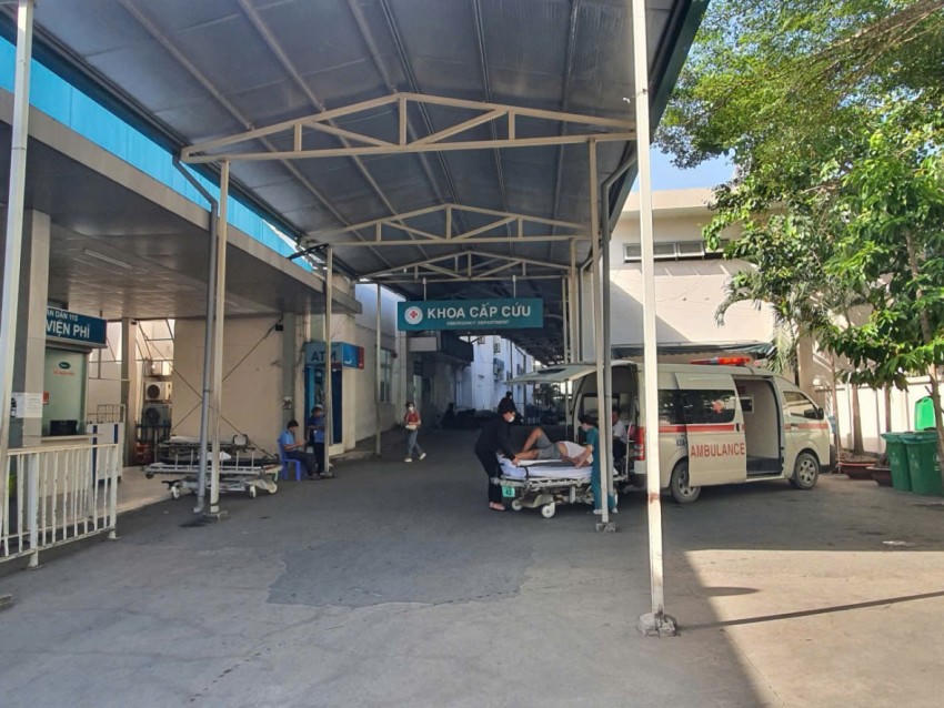 Những cái nắm tay trấn an, hay ánh mắt động viên kịp thời đã giúp người bệnh và gia đình vơi bớt lo lắng.