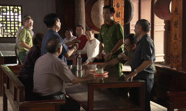Dân mắc chứng “ngộ độc tiền” tại “Phố trong làng”