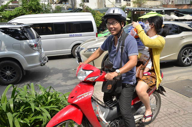 Một phóng viên đang tác nghiệp giúp chở 2 mẹ con vào sân bay để kịp làm thủ tục lên máy bay.