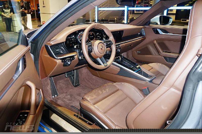 Tùy chọn nội thất da màu nâu có giá lên tới 320 triệu đồng.