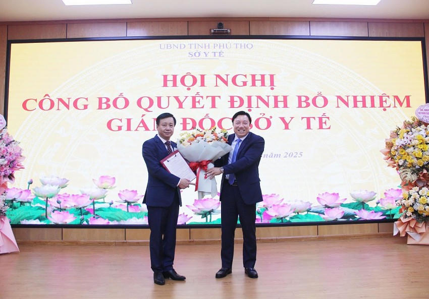 Phó Chủ tịch UBND tỉnh Phú Thọ Nguyễn Huy Ngọc (bên phải) trao quyết định và tặng hoa chúc mừng tân Giám đốc sở Y tế Lê Quang Thọ.