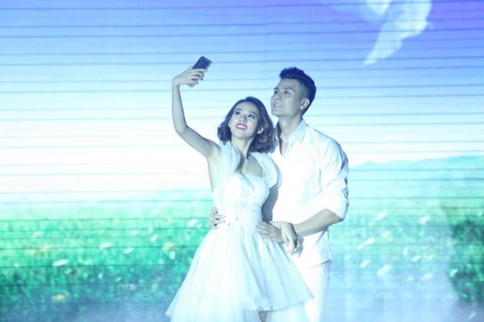 Phí Phương Anh chụp hình với siêu mẫu Vĩnh Thụy trong phần thi này.