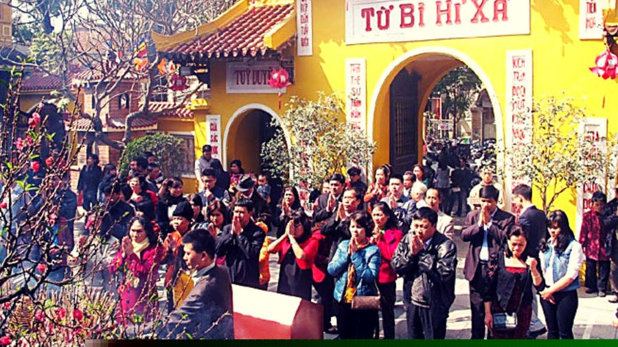 Người dân đến lễ đầu năm tại chùa Quán Sứ