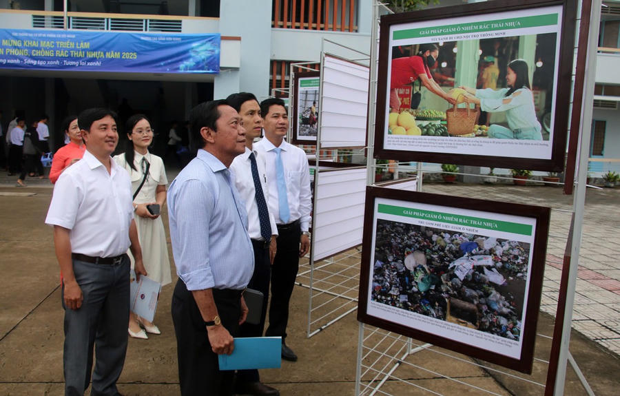 Các đại biểu tham quan triển lãm.