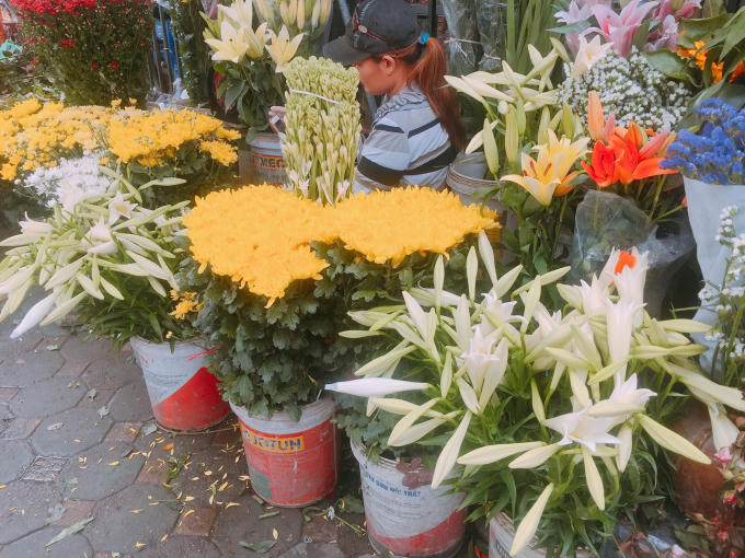 Ở những sạp bán hoa những ngày này không thể thiếu được loài hoa loa kèn.