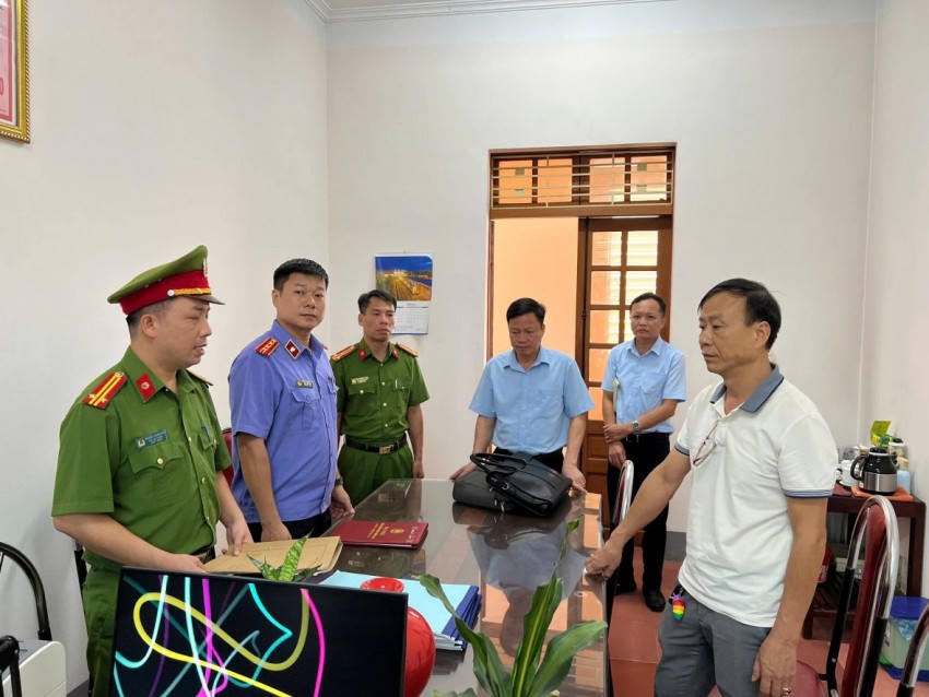 Cơ quan Cảnh sát điều tra thi hành Lệnh khám xét nơi làm việc của đối tượng Lê Minh Thái. (Ảnh: Công an Lào Cai).