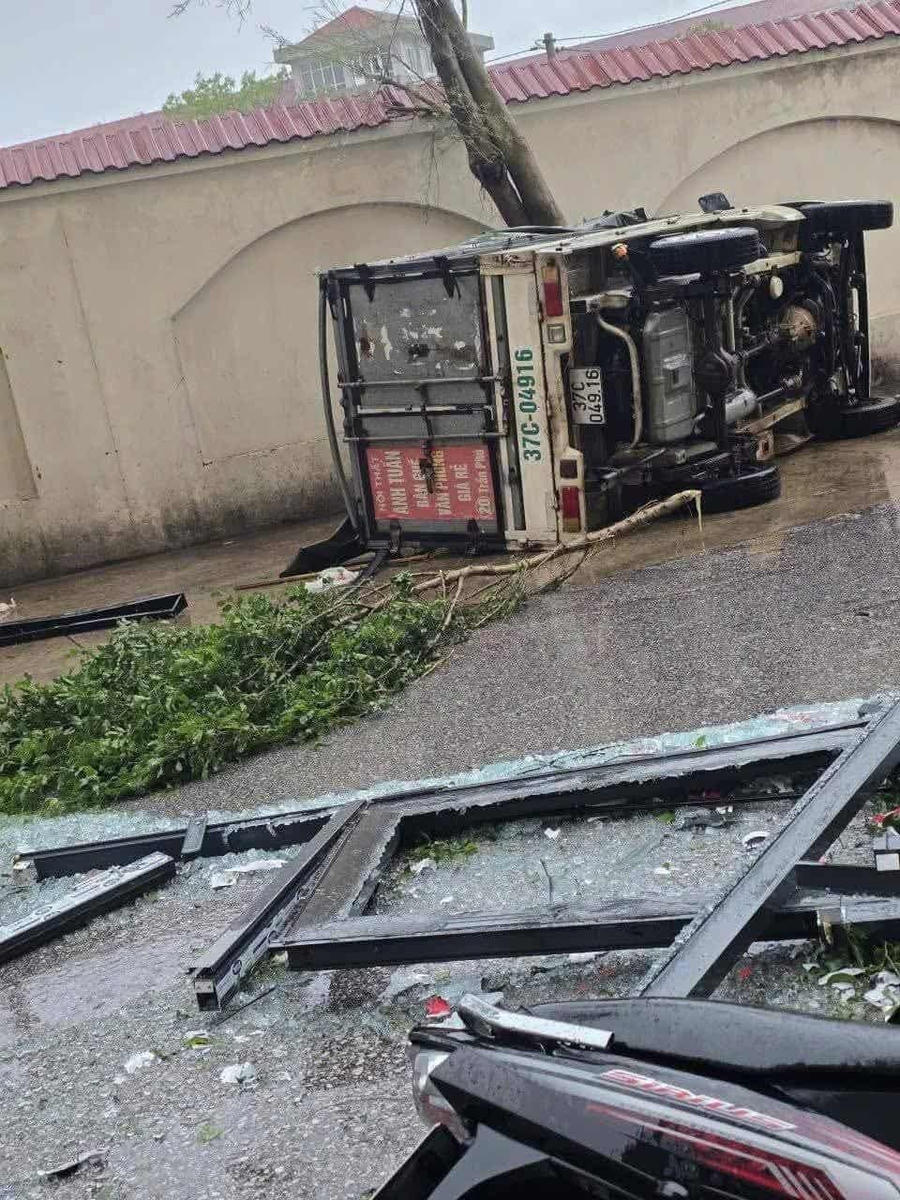 Sức gió khủng khiếp của bão số 10.