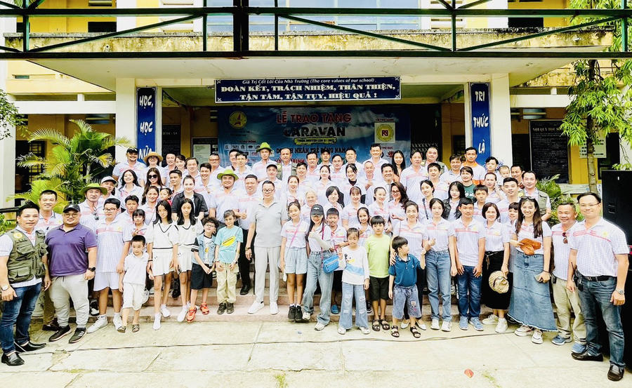 Các thành viên trong đoàn thiện nguyện chụp hình lưu niệm tại trường THCS, THPT Bác Ái.