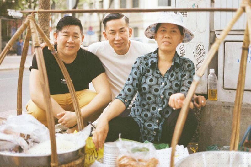 Hai anh em Sĩ An (giữa) và Đông Phương (ngoài cùng bên trái) trong một lần trở về Việt Nam.