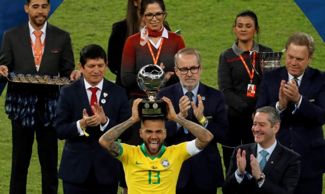Đội trưởng Dani Alves lập thành tích chưa từng có trong lịch sử sau kỳ Copa America 2019