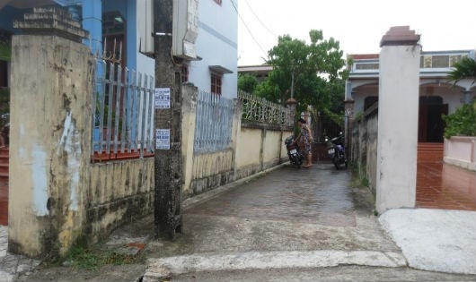 Trụ cổng mới được xây lại của nhà ông Nhạc, nhờ trụ cổng này mà đất nhà ông Nhạc... “nhảy” sang đất nhà ông Quế 80cm.