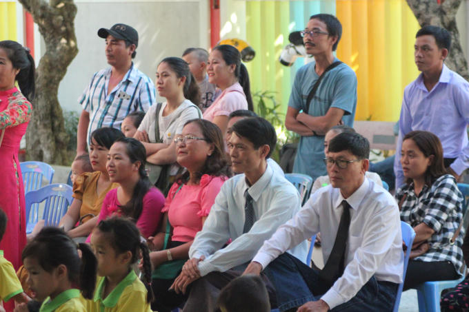 Đến dự buổi Lễ khai giảng còn có nhiều lãnh đạo địa phương, lãnh đạo ngành và nhiều phụ huynh của các cháu.